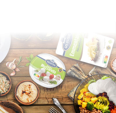 Aktionen und Neues: Food-Trends: Orientalische Grillsaison - GOLDSTEIG Käsespezialitäten Maiskolben, Spargel, Paprika, Zucchini und Zwiebel in Teller auf Holztisch