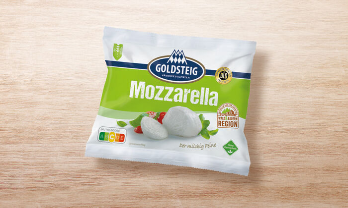 Mozzarella Kugel von GOLDSTEIG in Verpackung auf Holztisch