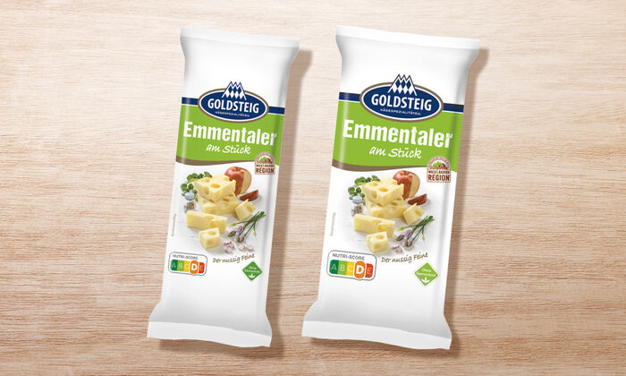 Emmentaler Stück von GOLDSTEIG in Verpackung auf Holztisch
