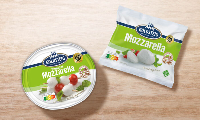 Mozzarella Sortiment von GOLDSTEIG auf Holztisch: Mozzarella Kugel classic und Bambini Mozzarella Mini classic.