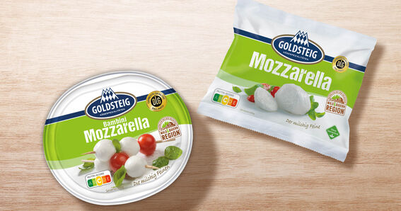Mozzarella Sortiment von GOLDSTEIG auf Holztisch: Mozzarella Kugel classic und Bambini Mozzarella Mini classic.