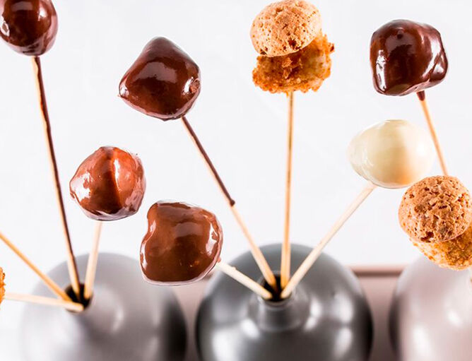 Food-Pops mit Bambini Mini Mozzarella von GOLDSTEIG mit Schokolade überzogen auf Holzstäbchen