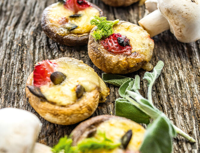 gegrillte Champignons mit Erdbeeren, Kräuter und Almdammer, Bambini Mozzarella Mini von GOLDSTEIG 