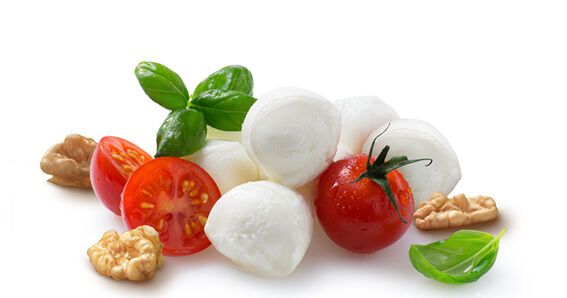 Bambini Protinella Mini von GOLDSTEIG. Proteinkäse mit viel Protein und reduziertem Fettgehalt, ohne Verpackung und mit frischen Basilikumblättern, Kräutern, Tomatenstücken und Walnüssen