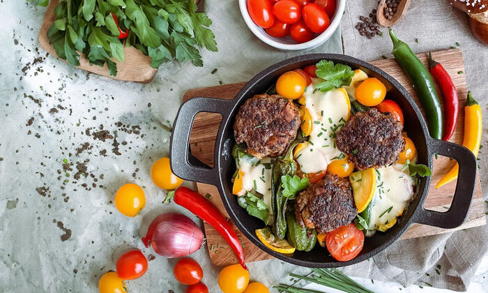 Rezepte & Inspirationen: Brezel-Frikadellen-Pfanne mit Mozzarella von GOLDSTEIG in schwarzer Auflaufform.