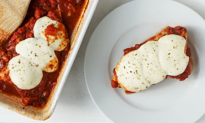 Protinella Rezept Mit Protinella von GOLDSTEIG überbackenes Hähnchen mit Tomaten und Kräuter auf Teller