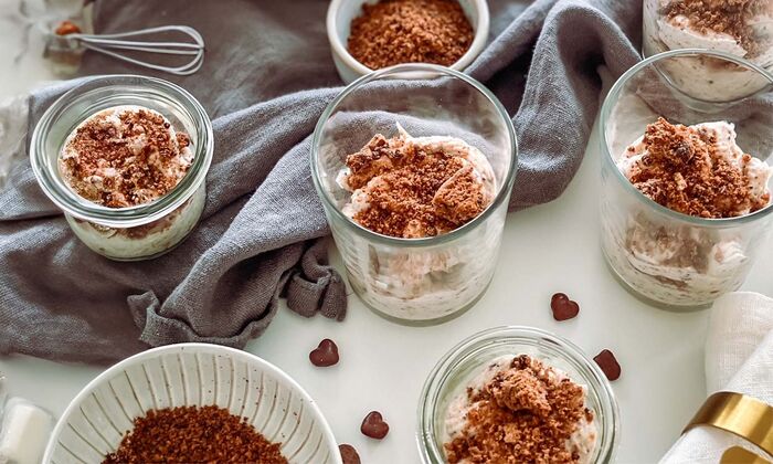 Rezepte & Inspirationen: Mascarpone-Cookie-Creme von GOLDSTEIG in Dessertgläsern auf weißem Tisch.