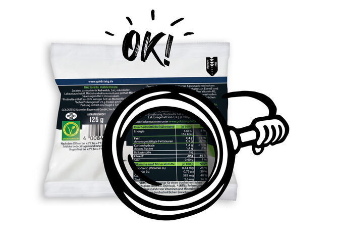 Nutri-Score Rechner: GOLDSTEIG Protinella Kugel Verpackung mit einem illustrierten Arm, welcher mit der Lupe die Nährwerttabelle auf der Verpackung hervorhebt. Über der Verpackung ist das Wort „OK!“ zu sehen.