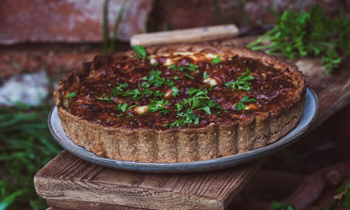 Rezepte & Inspirationen: Quiche Lorraine mit Ricotta, Butter, Pizza & Pasta-Käse von GOLDSTEIG auf weißem Teller.