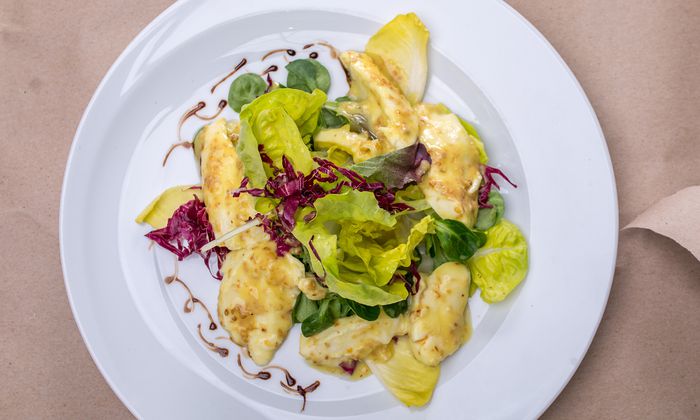 Mozzarella Rezept: Blattsalat mit in Passionsfruchtdressing eingelegtem Mozzarella von GOLDSTEIG auf Teller