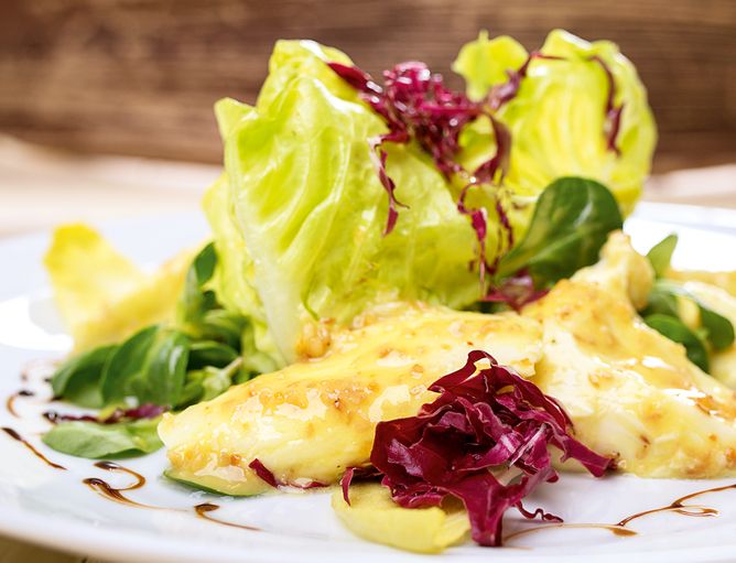 Aktionen und Neues: Salat Exotik mit Mozzarella Kugel - GOLDSTEIG Käsespezialitäten Salat mit in Passionsfruchtdressing eingelegtem Mozzarella von GOLDSTEIG