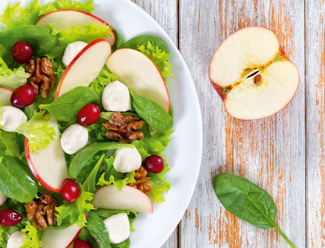 Salat mit Bambini Mozzarella Mini - GOLDSTEIG Käsespezialitäten Salat mit Bambini Mozzarella Mini von GOLDSTEIG mit Apfel und Basilikum