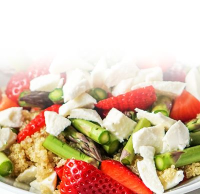 Protinella Rezept Spargelsalat mit Protinella von GOLDSTEIG, Erdbeeren und Quinoa auf Teller 