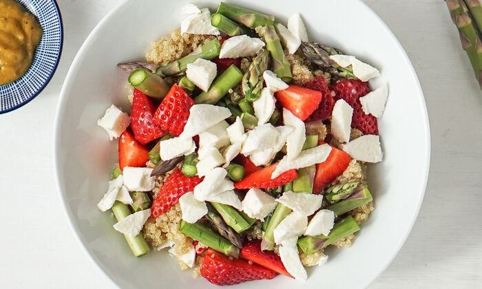 Protinella Rezept Spargelsalat mit Protinella von GOLDSTEIG, Erdbeeren und Quinoa auf Teller 