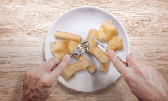 Teller mit Käse von GOLDSTEIG der den Magen abschließt wird mit Messer und Gabel gegessen