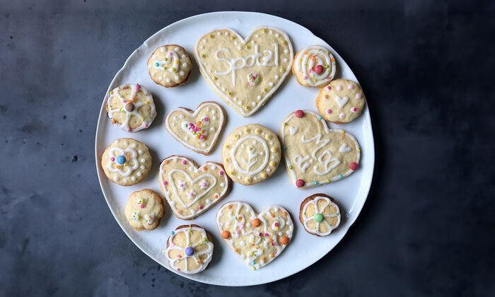 Rezepte & Inspirationen: Volksfest-Zitronen-Mascarponekekse im Lebkuchendesign mit Butter von GOLDSTEIG auf einem grauen Hintergrund.