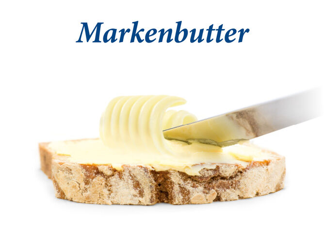 Markenbutter - GOLDSTEIG Käsespezialitäten Markenbutter von GOLDSTEIG wird mit einem Messer auf eine Brotscheibe gestrichen