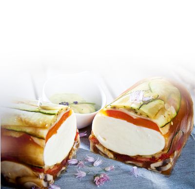 Mozzarella Rezept Gemüseterrine mit Mozzarella-Kern von GOLDSTEIG dazu Creme und Kräuter auf Tuch