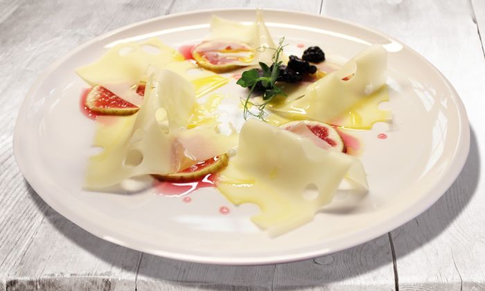 Emmentaler Rezept Emmentaler Carpaccio mit Feigen, Brombeeren und Himbeeressig von GOLDSTEIG auf Teller