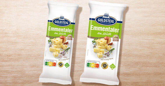 Emmentaler Stück von GOLDSTEIG in Verpackung auf Holztisch