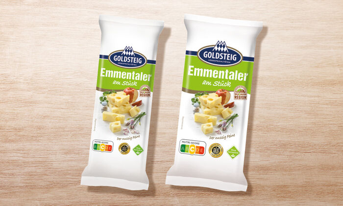 Emmentaler Stück von GOLDSTEIG in Verpackung auf Holztisch