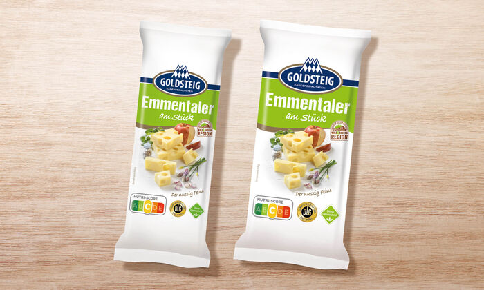 Emmentaler Stück von GOLDSTEIG in Verpackung auf Holztisch