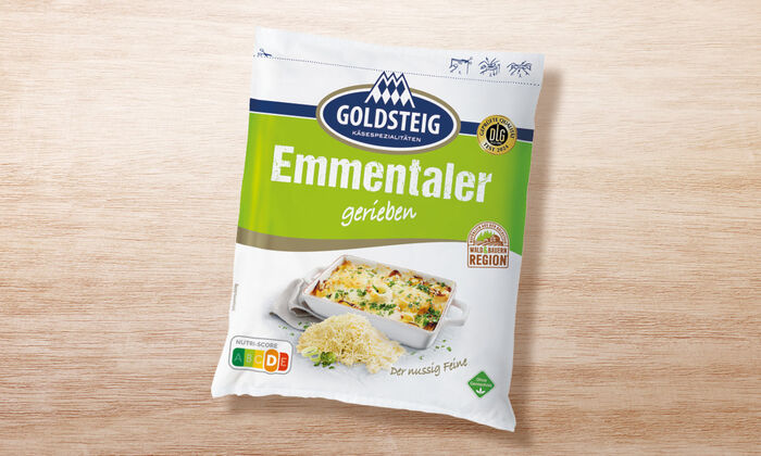 Emmentaler gerieben von GOLDSTEIG in Verpackung auf Holztisch