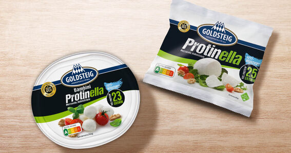 Proteinkäse Protinella Sortiment von GOLDSTEIG auf Holztisch: Protinella Kugel und Bambini Protinella Mini.