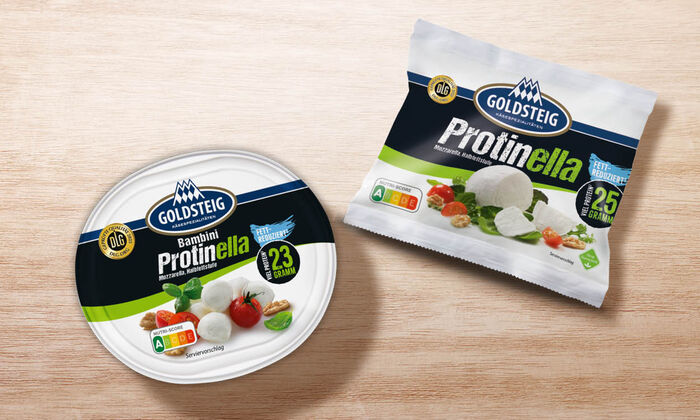 Proteinkäse Protinella Sortiment von GOLDSTEIG auf Holztisch: Protinella Kugel und Bambini Protinella Mini.