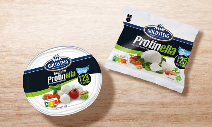 Proteinkäse Protinella Sortiment von GOLDSTEIG auf Holztisch: Protinella Kugel und Bambini Protinella Mini.