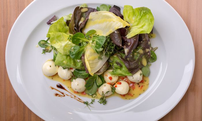 Mozzarella Rezept Bambini Mozzarella Mini Salat mit Limonendressing und Oregano von GOLDSTEIG auf Teller