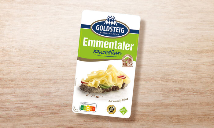 Emmentaler Scheiben hauchdünn von GOLDSTEIG in Verpackung auf Holztisch