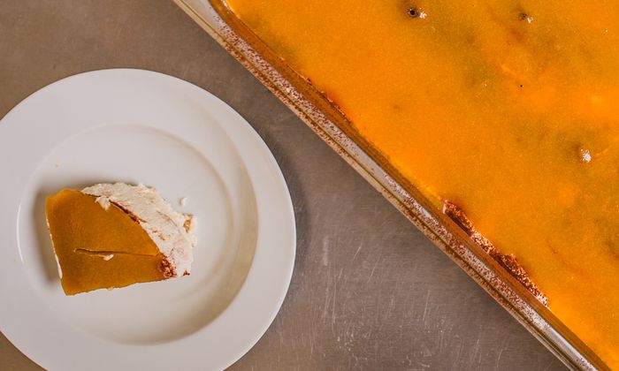 Mascarpone Rezept Tiramisu mit Mascarpone und Ricotta von Goldsteig, Löffelbiskuits dazu Mangogelee auf Teller