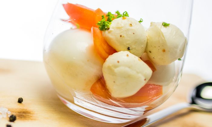 Mozzarella Rezept Eier im Glas mit Bambini Mozzarella Mini von GOLDSTEIG, Kirschtomaten und Schnittlauch auf Holzbrett