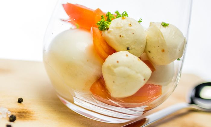 Mozzarella Rezept Eier im Glas mit Bambini Mozzarella Mini von GOLDSTEIG, Kirschtomaten und Schnittlauch auf Holzbrett 