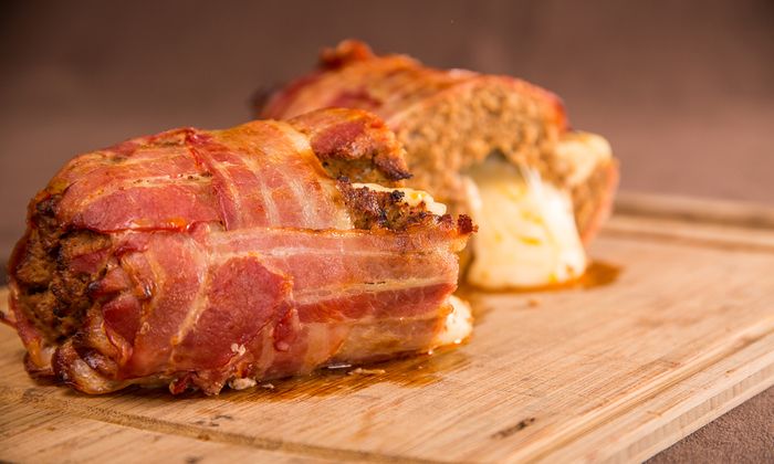 Emmentaler Rezept Bacon Bomb mit Emmentalerkern von GOLDSTEIG auf Holzbrett