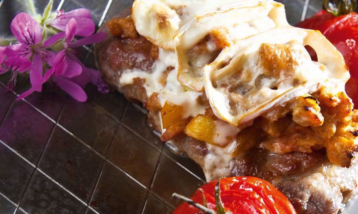 Limburger Rezept Schweinesteak in Brotsauce mit Mascarpone von GOLDSTEIG mit Brotwürfel, gebackenen Tomaten, Kräuter und würzigem Limburger von GOLDSTEIG überbacken auf Teller