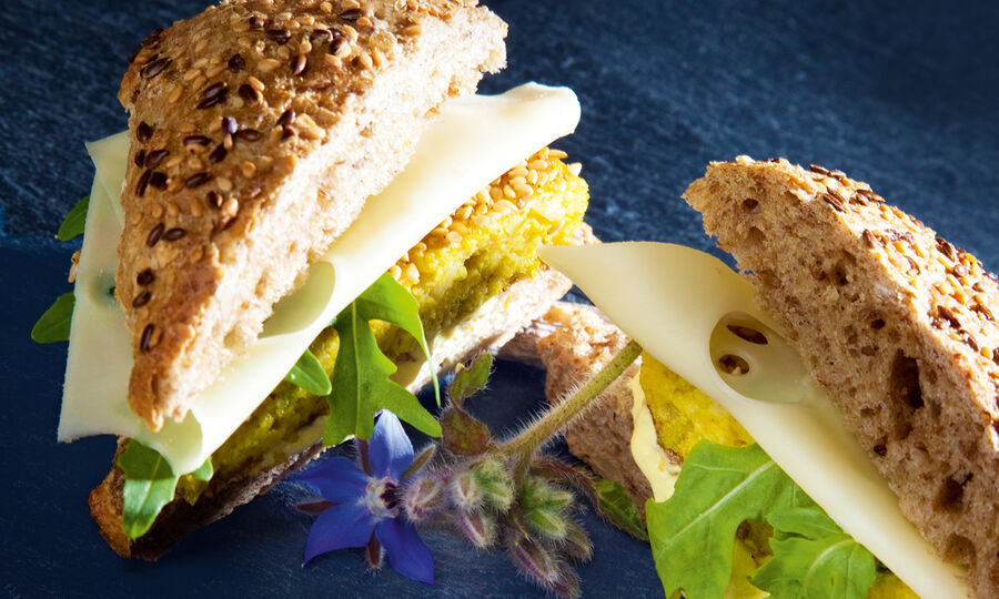 Almdammer Rezept Hirse Käse Burger mit Senf-Honig-Creme - GOLDSTEIG Käsespezialitäten Rezept | Hirse Käse Burger mit Senf-Honig-Creme mit Almdammer