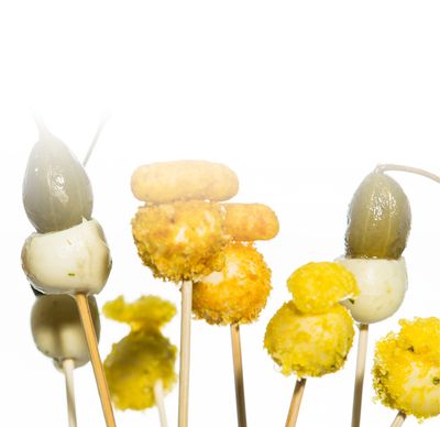 Mozzarella Rezept Pikante Lollies mit Bambini Mozzarella Mini von GOLDSTEIG mit Käsebällchen, Erdnussflips und Kapernäpfel auf Spießen