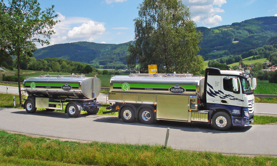 Natürlichkeit und Verantwortung: Natürlich aus Bauernhand - GOLDSTEIG Käsespezialitäten Milchsammelwagen von GOLDSTEIG mit Anhänger