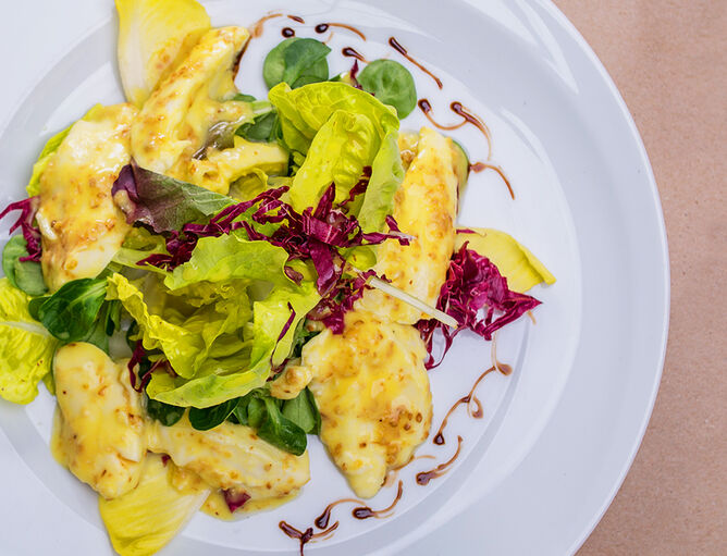 Salat mit Hühnchen das mit Mozzarella von GOLDSTEIG überbacken ist 