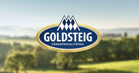 Logo GOLDSTEIG Käsespezialitäten, im Hintergrund Landschaft mit Wald und Wiesen