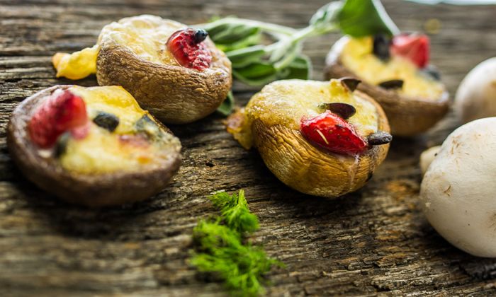 Almdammer Rezept Mit Almdammer und Bambini Mozzarella Mini mit Kräuter von GOLDSTEIG gefüllte Champignon mit Kräuter, Erdbeeren und Kürbiskerne auf Holzbrett