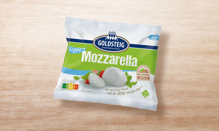Mozzarella light Kugel von GOLDSTEIG in Verpackung auf Holztisch