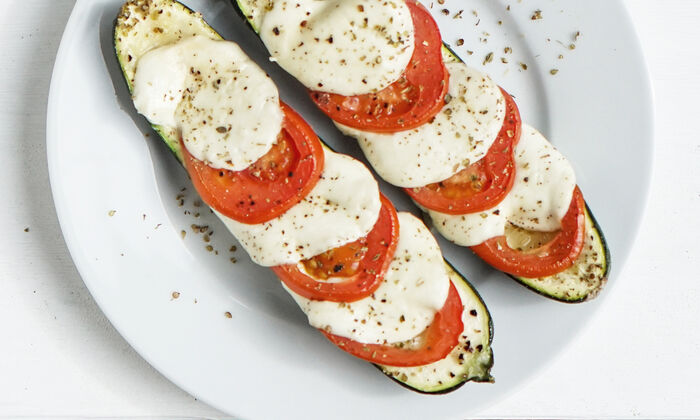 Protinella Rezept Mit Protinella von GOLDSTEIG überbackene Zucchini mit Tomaten und Knoblauch auf Teller