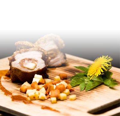  Emmentaler Rezept Mit Tramezzini und Emmentaler von GOLDSTEIG gefüllter Schweinebauch an Kartoffelwürfel und Löwenzahn auf Holzplatte