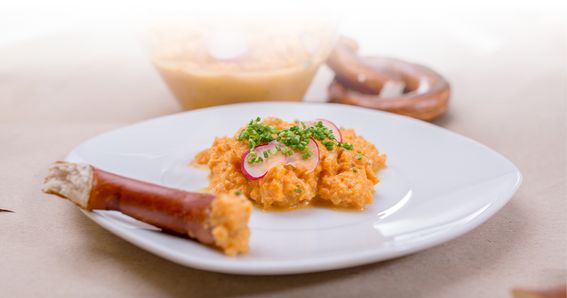 Obatzter aus vielseitig verwendbarem Ricotta von GOLDSTEIG auf Teller mit Breze