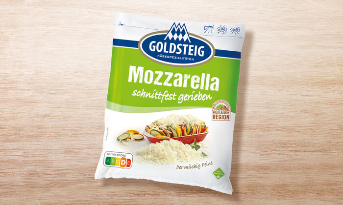 Mozzarella gerieben von GOLDSTEIG in Verpackung auf Holztisch