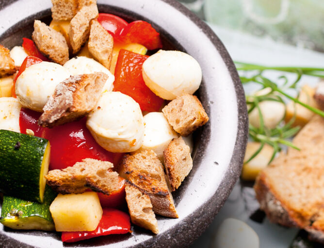 Steinschüssel mit Paprika, Karotten, Brot, Zucchini und Bambini Mozzarella Mini von GOLDSTEIG mit vielen Vitaminen 
