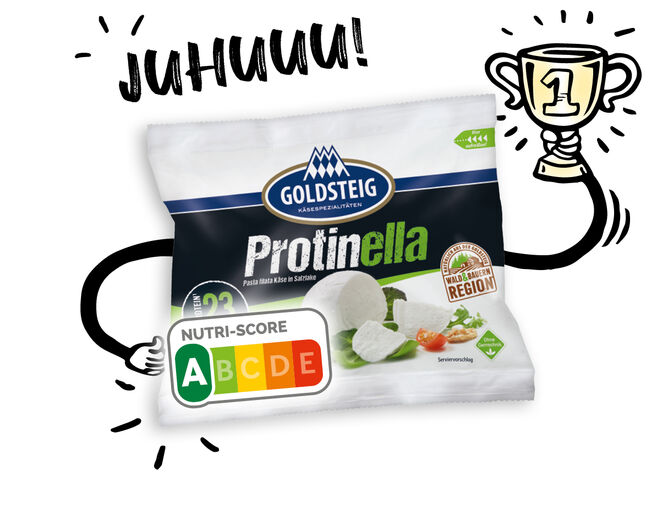Nutri-Score: So funktioniert der Nutri-Score Rechner - GOLDSTEIG Käsespezialitäten Nutri-Score: GOLDSTEIG Protinella 100g Verpackung ist mit illustrierten Armen dargestellt. Ein Arm hält einen Pokal hoch und der andere zeigt auf den hervorgehobenen Nutri-Score A.